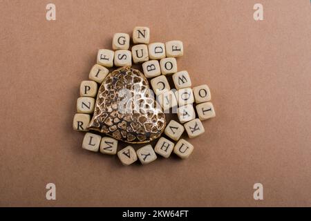 Metall Liebe Symbol und Schreiben Würfel aus Holz Stockfoto