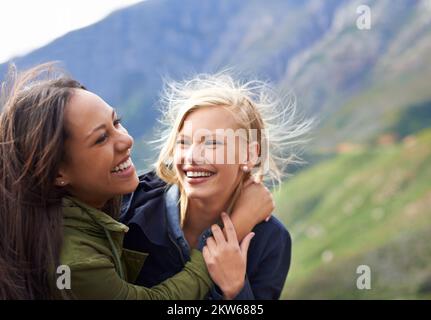 Ich bin so froh, dass ich diese Reise mit dir teilen kann. Ein Foto von zwei jungen Frauen, die sich auf einem Roadtrip amüsieren. Stockfoto