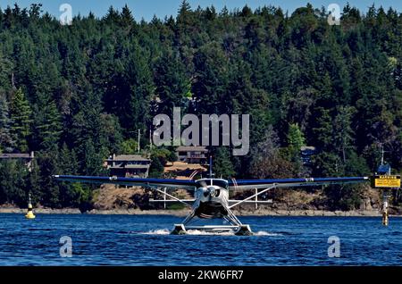 Eine Vorderansicht eines Wasserflugzeugs, das an der Küste von Vancouver Island in British Columbia, Kanada, auf dem Wasser startet. Stockfoto
