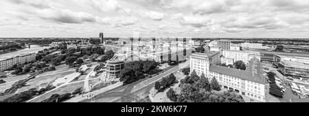 Schwarzweiß-Panorama mit Elbe, Magdeburger Kathedrale, Allee-Center und Alter Markt aus der Vogelperspektive, Stadtzentrum, Magdeburg, Sachsen-Anhalt, Ger Stockfoto