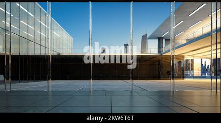Moderne Geschäftsgebäude mit Glaswänden. Realistisches 3D-rendering Stockfoto