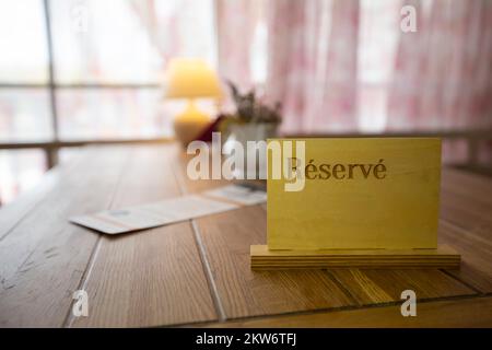 Reserviertes Schild auf einem Tisch im Restaurant Stockfoto