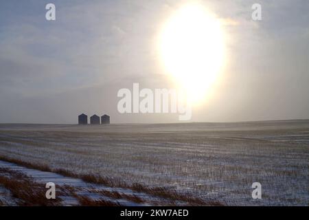 Drei Getreidesilos während eines Wintersturms in der tiefen Wintersaison im Westen von North Dakota. Dieses Bild zeigt die isolierte Realität der Landwirtschaft. Stockfoto