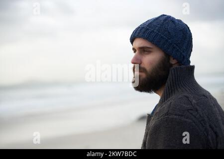 Frühaufsteher. Ein junger Mann im Freien am Meer. Stockfoto