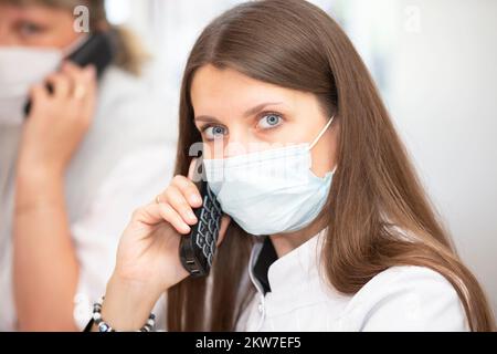 31. Mai 2021. Weißrussland, die Stadt Gomil. Zentralkrankenhaus. Ärzte an der Rezeption mit einem Hörer einer Poliklinik oder eines Krankenhauses. Stockfoto