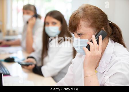 31. Mai 2021. Weißrussland, die Stadt Gomil. Zentralkrankenhaus. Ärzte an der Rezeption mit einem Hörer einer Poliklinik oder eines Krankenhauses. Stockfoto