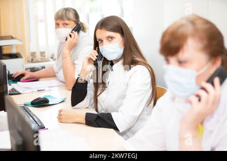 31. Mai 2021. Weißrussland, die Stadt Gomil. Zentralkrankenhaus. Ärzte an der Rezeption mit einem Hörer einer Poliklinik oder eines Krankenhauses. Stockfoto