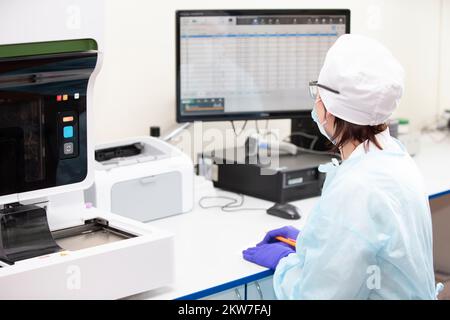 Weißrussland, Gomil, 31. Mai 2021. City Central Hospital.Doktor Laborassistentin untersucht biochemische Analysen an einem Computermonitor. Stockfoto