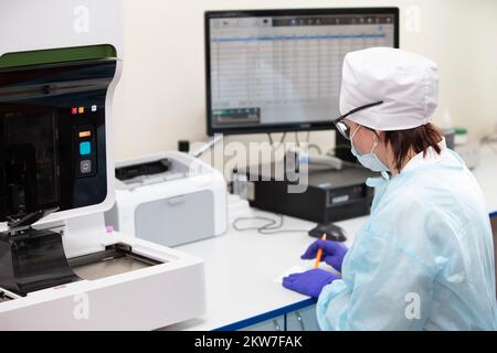 Weißrussland, Gomil, 31. Mai 2021. City Central Hospital.Doktor Laborassistentin untersucht biochemische Analysen an einem Computermonitor. Stockfoto