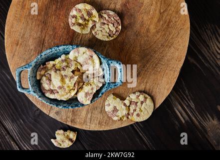 Pommes Frites mit Kichererbsen, Erbsen und Bohnen in der Schüssel auf Holzhintergrund streichen. Flach verlegt Stockfoto