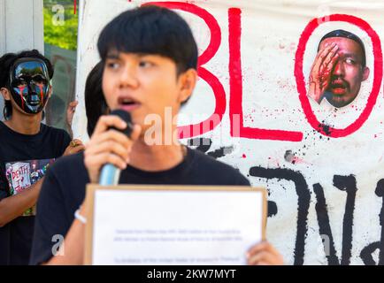 Der Anti-APEC-Demonstrator von „Citizens Stop APEC 2022 Coalition“ spricht während der Demonstration auf der US-amerikanischen Bühne Generalkonsulat Chiang Mai. Die "Citizens Stop APEC 2022 Coalition" forderte die US-Regierung als 1 von 21 APEC-Mitgliedern auf, die Verantwortung für die Menschenrechtsverletzungen zu übernehmen. Von den Kundgebungen, die am 18. November auf dem APEC-2022-Gipfel in Bangkok von der Aufruhr-Polizei gewaltsam verteilt wurden, wo 25 Menschen verhaftet und mindestens 31 Menschen verletzt wurden, darunter der Demonstrante Phayu Boonsophon, wurde von Gummikugeln erschossen und verlor sein rechtes Auge. (Foto: Pongmanat Tasiri/SOPA Images Stockfoto