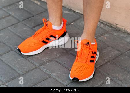 Tjumen, Russland-03. Mai 2022: Adidas Sportschuh. Adidas ist ein deutsches Unternehmen, das Kleidung und Accessoires entwirft. Selektiver Fokus Stockfoto