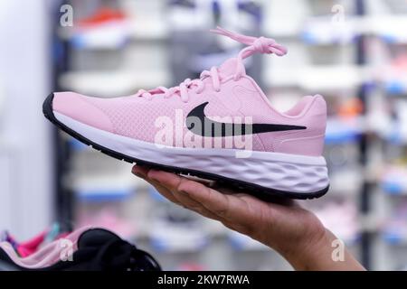 Tjumen, Russland-12. August 2022: Sport-Laufschuhe Ausrüstung von Nike Sportswear hergestellt. Rosa Sneakers Stockfoto