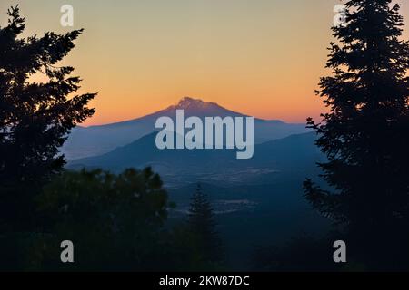 Mount Shasta bei Sonnenaufgang, Pacific Crest Trail, Kalifornien, USA Stockfoto