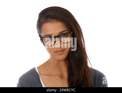 Die Brille passt zu ihren empfindlichen Eigenschaften. Eine wunderschöne junge ethnische Frau, die eine Brille trägt und vor der Kamera lächelt. Stockfoto