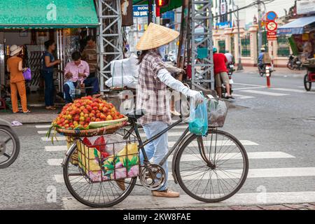 Vietnamesische Verkäuferin mit Bambushut, mit Fahrrad, Ho-Chi-Minh-Stadt, Vietnam Stockfoto