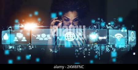 Frau, Netzwerk- und KI-Technologie-Hologramm virtueller Ikonen für geschäftliche oder soziale Kommunikation bei Nacht. Weibliche Begeisterung für Big Data, futuristisch Stockfoto