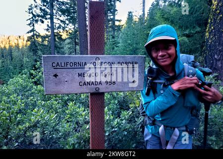 Schild an der Grenze zwischen Kalifornien und Oregon auf dem Pacific Crest Trail, Ashland, Oregon, USA Stockfoto