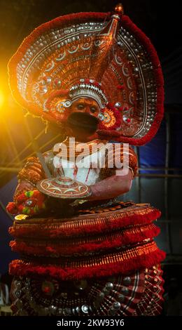 Das Festival yyam aus Nord-Kerala findet jedes Jahr in Kannur, Kerala, statt Stockfoto