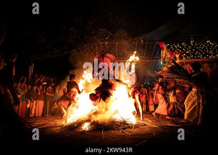 Das Festival yyam aus Nord-Kerala findet jedes Jahr in Kannur, Kerala, statt Stockfoto