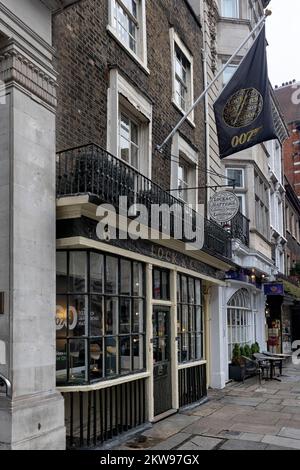 LONDON, GROSSBRITANNIEN - 16. NOVEMBER 2022: Lock and Co Hatters Shop in der St. James's Street, Mayfair. Gegründet im Jahr 1676, ist dies das weltweit älteste Hutgeschäft Stockfoto