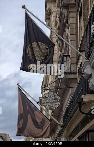 LONDON, GROSSBRITANNIEN - 16. NOVEMBER 2022: Schilder außerhalb von Lock and Co Hatters Shop in der St. James's Street, Mayfair. Einer der ältesten Geschäfte in London Stockfoto