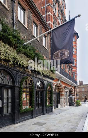 LONDON, Großbritannien - 16. NOVEMBER 2022: Außenansicht der Berry Bros und Rudd Wine Merchants in der St James's Street, Mayfair, mit Bannerschild Stockfoto