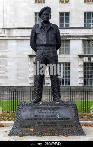 LONDON, Vereinigtes Königreich - 16. NOVEMBER 2022: Statue von Field Marshall Montgomery (entworfen von Oscar Nemon) außerhalb des Ministeriums für Verteidigung in Whitehall Stockfoto