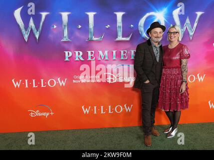 Los Angeles, USA. 29.. November 2022. (L-R) Kevin Pollak und Jaime Fox treffen am Dienstag, den 29. November 2022, zur Premiere DER WILLOW Series im Regency Village Theater in Westwood, Kalifornien, ein. (Foto: Sthanlee B. Mirador/Sipa USA) Guthaben: SIPA USA/Alamy Live News Stockfoto