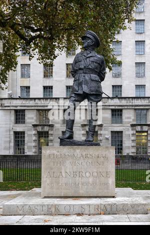 LONDON, Vereinigtes Königreich - 16. NOVEMBER 2022: Statue von Viscount Alan Brooke (von Ivor Roberts-Jones) vor dem Gebäude des Verteidigungsministeriums in Whitehall Stockfoto