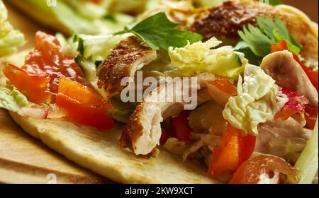 Salbute - gepuppte, frittierte Tortilla, garniert mit Salat, Avocado, gezogenem Huhn oder truthahn, Tomaten und eingelegten roten Zwiebeln. Belizean cui Stockfoto