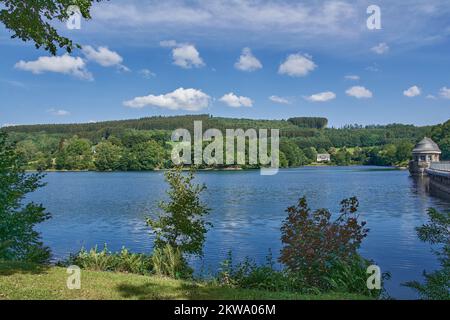 Listertalsperre Reservoir und Dam zwischen Listertalsperre Reservoir und Biggesee Reservoir, Sauerland, Deutschland Stockfoto