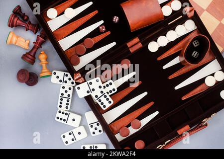 Sammlung uralter Klassiker mit Kopierraum. Backgammon, Chess und Dominosteine Stockfoto