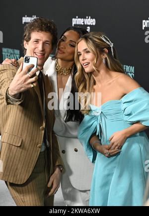 Los Angeles, USA. 29.. November 2022. Regisseur Daryl Wein, Schauspielerinnen Shay Mitchell & Zoey Deutch bei der Premiere für „etwas von Tiffany's“ im AMC Century City. Bildnachweis: Paul Smith/Alamy Live News Stockfoto