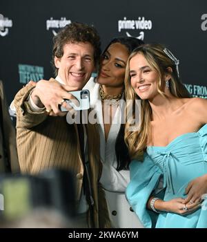 Los Angeles, USA. 29.. November 2022. Regisseur Daryl Wein, Schauspielerinnen Shay Mitchell & Zoey Deutch bei der Premiere für „etwas von Tiffany's“ im AMC Century City. Bildnachweis: Paul Smith/Alamy Live News Stockfoto