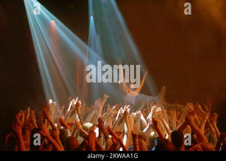 Meine Fans tragen mich. Ein Bühnentaucher, der auf einem Rockkonzert durch das Publikum getragen wird. Stockfoto