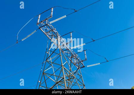 Oberseite eines Hochspannungs-Turms mit Glasisolatoren Stockfoto