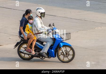 SAMUT PRAKAN, THAILAND, 02 2022. MÄRZ, Eltern fahren mit einer Tochter Motorrad. Stockfoto