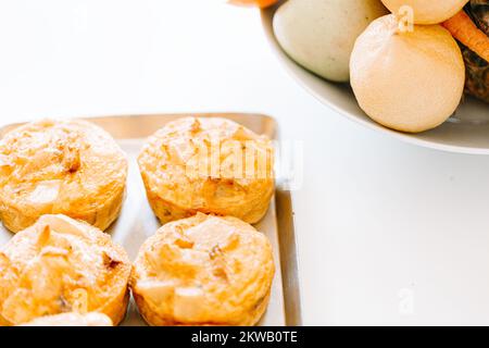 Köstliches Frühstück oder Dessert mit kleinen Apfelkuchen Stockfoto