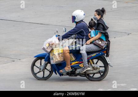 SAMUT PRAKAN, THAILAND, 02 2022. MÄRZ, Eine Familie geht auf ein Motorrad mit Shopping Stockfoto