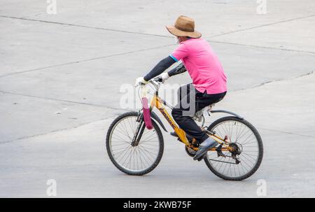 SAMUT PRAKAN, THAILAND, 02 2022. MÄRZ, Ein Mann fährt auf einem Fahrrad in der City Street. Stockfoto