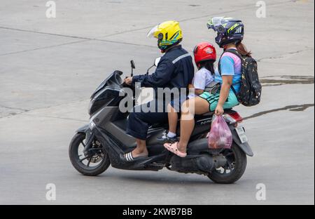 SAMUT PRAKAN, THAILAND, 02 2022. MÄRZ, Eltern fahren Motorrad mit einem Kind. Stockfoto