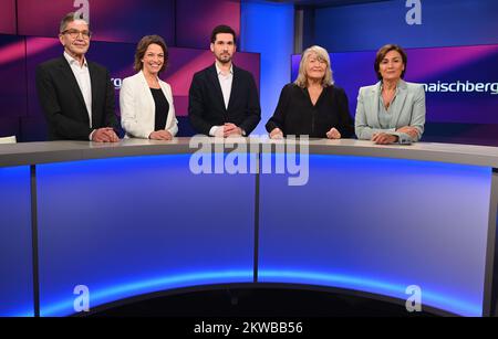 Köln, Deutschland. 29.. November 2022. Rainer Hank, l-r, Anna Planken, Vassili Golod, Alice Schwarzer und Sandra Maischberger als Gäste in der ARD-Talkshow " Maischberger ". Kredit: Horst Galuschka/dpa/Alamy Live News Stockfoto