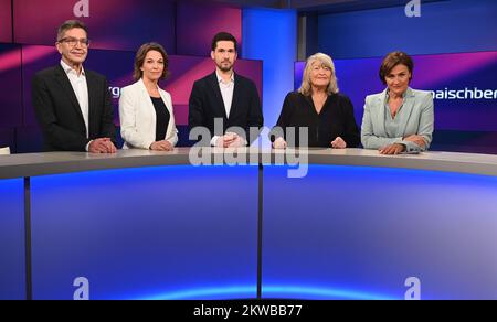 Köln, Deutschland. 29.. November 2022. Rainer Hank, l-r, Anna Planken, Vassili Golod, Alice Schwarzer und Sandra Maischberger als Gäste in der ARD-Talkshow " Maischberger ". Kredit: Horst Galuschka/dpa/Alamy Live News Stockfoto