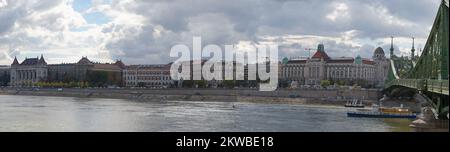 Budapest, Ungarn - 4. Oktober 2022: Panorama-Stadtbild der Innenstadt von Budapest mit der Freiheitsbrücke auf einer Seite Stockfoto