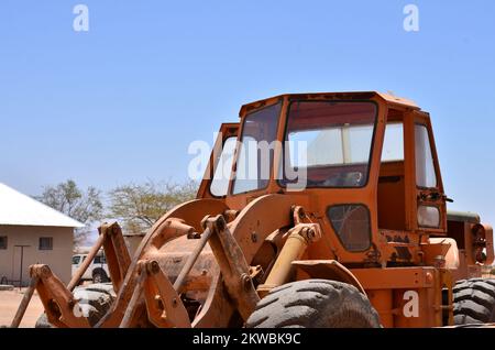 Alter staubiger großer Radlader Caterpillar Namibia Afrika Stockfoto