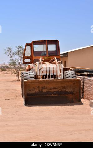 Alter staubiger großer Radlader Caterpillar Namibia Afrika Stockfoto
