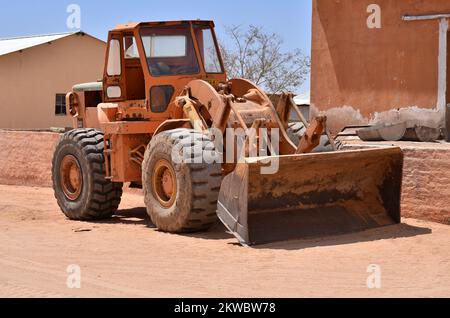 Alter staubiger großer Radlader Caterpillar Namibia Afrika Stockfoto