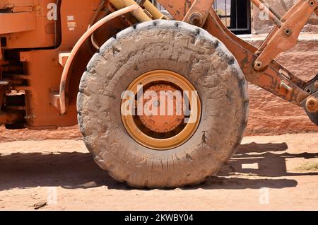 Alter staubiger großer Radlader Caterpillar Namibia Afrika Stockfoto