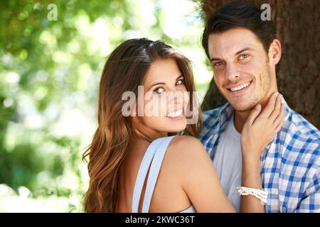 Ein perfektes Paar. Ein liebevolles junges Paar, das in der Sommersonne steht. Stockfoto